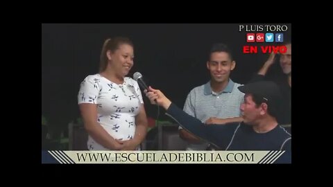 Vuelven a la iglesia después de preguntas y respuestas. Padre Luis Toro