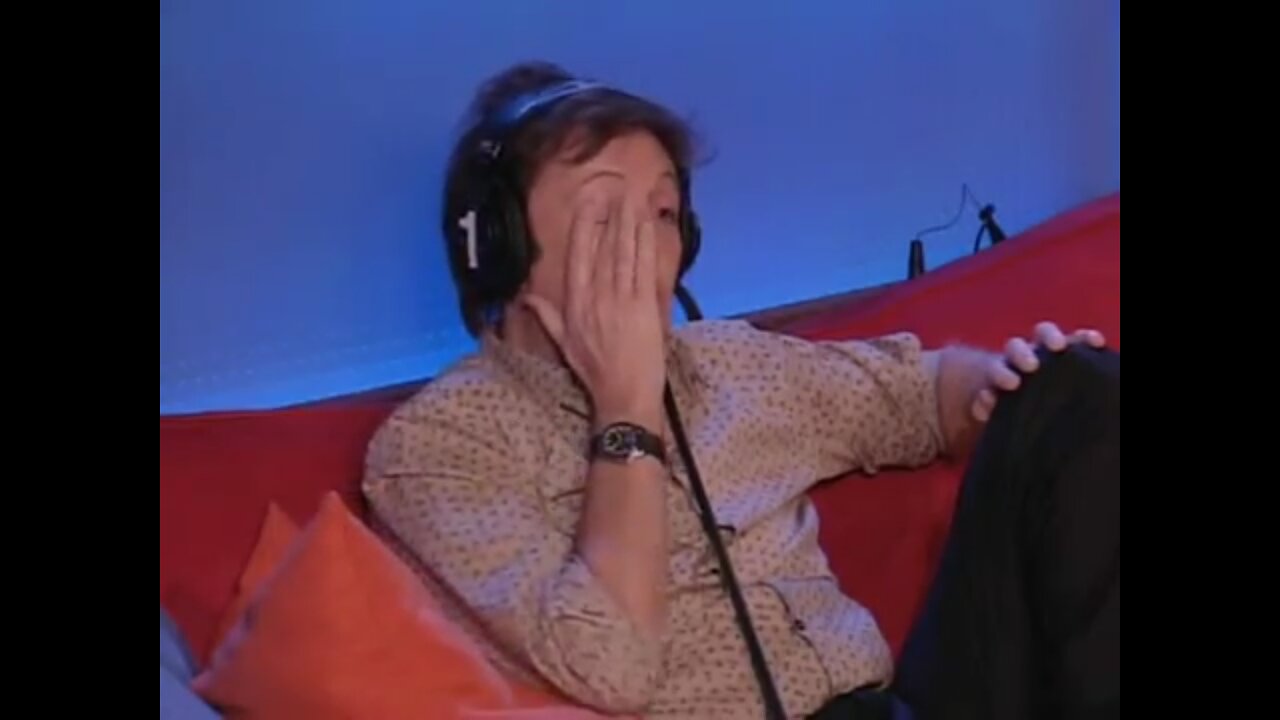 Paul McCartney rejects Robin and starts DANCING - Howard Stern - 2009