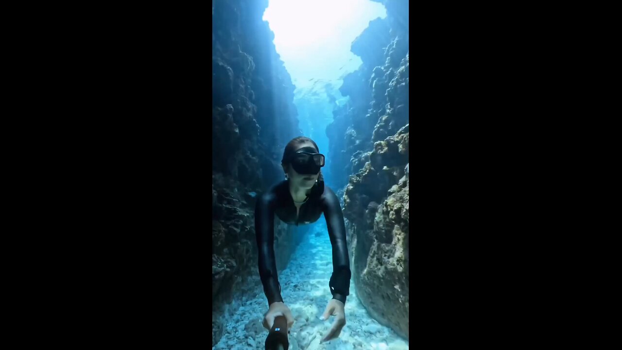 scuba drive expoler under the ocean..!