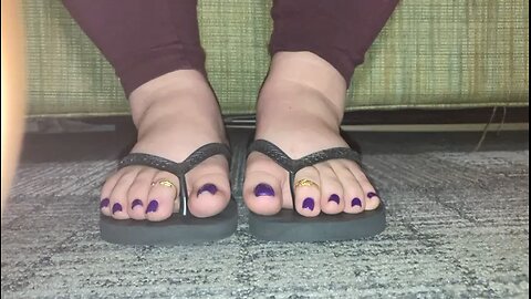 Women Wiggling Her Toes In Her Flip Flops 👣