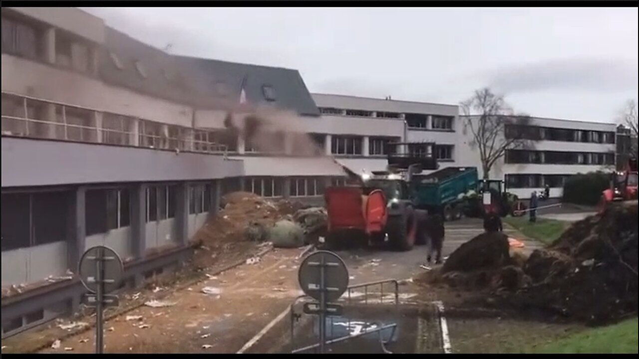 French farmers dump manure and tires at the council buildings in Châteauroux