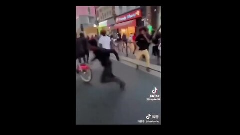 🟨 這是什麼地方，"共產主義" 已經是這麼的公開 🟨