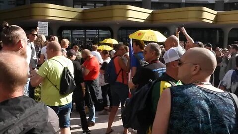 Strijders bestormen de hoofd ingang van 2e kamer.