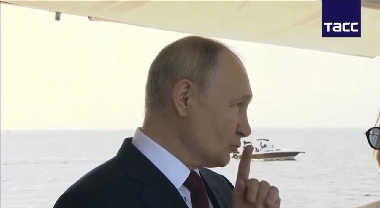 Putin reminds his talkative host not to speak during the Russian National Anthem