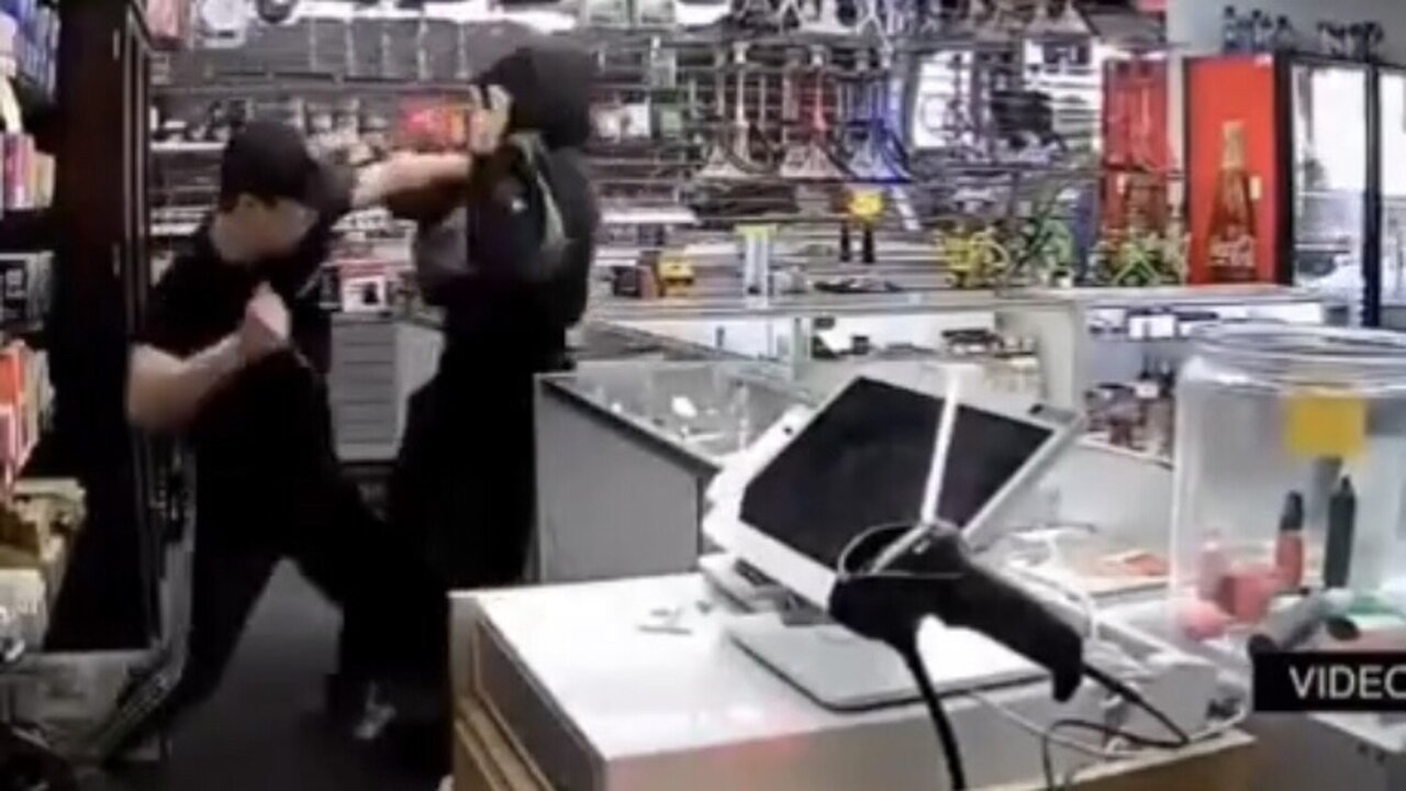 Vape Store Owner Paralyzes Robber by Stabbing Him in the Spine