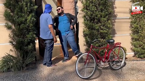 Ele foi impedido de entrar em um restaurante por vir em uma bicicleta velha. Veja o que aconteceu!