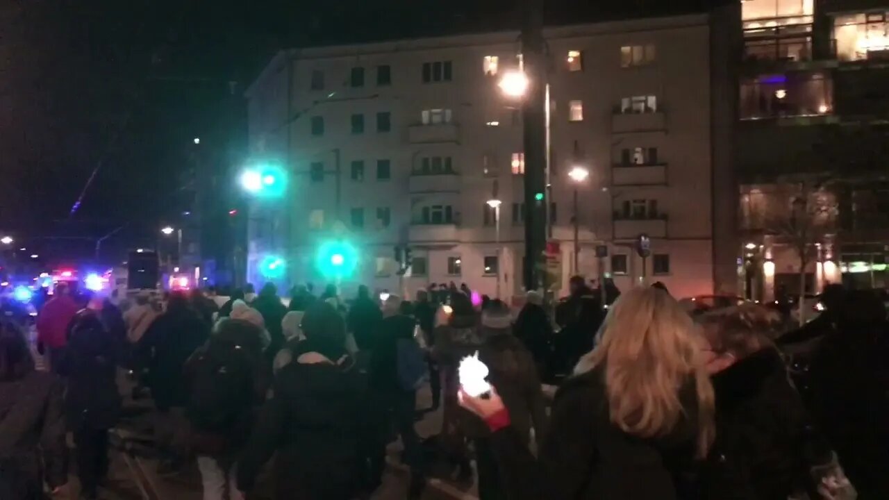 🕊🕊🕊 14.2.22 Berlin geht spazieren 5 - Gegen Impfpflicht, für Grundrechte & Selbstbestimmung #nicole