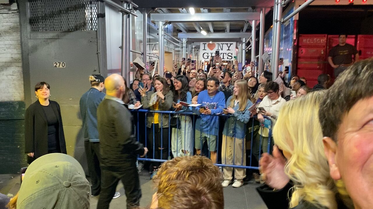 Prima Facie, Jodie comer opening night in New York City signing autographs for her fans 11/04/2023