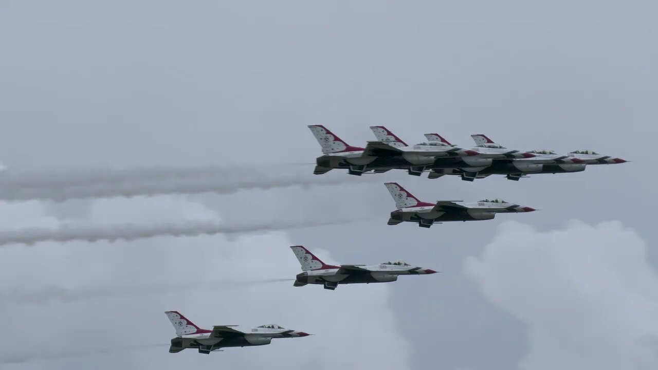 Brand New Blue Angels F/A-18 Super Hornets Get SMOKED by USAF Thunderbirds F-16's at Sun N Fun 2021