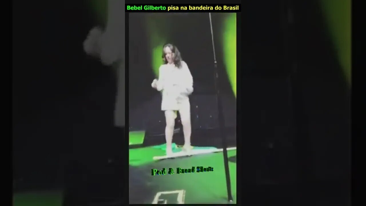 Bebel Gilberto pisa na bandeira do Brasil