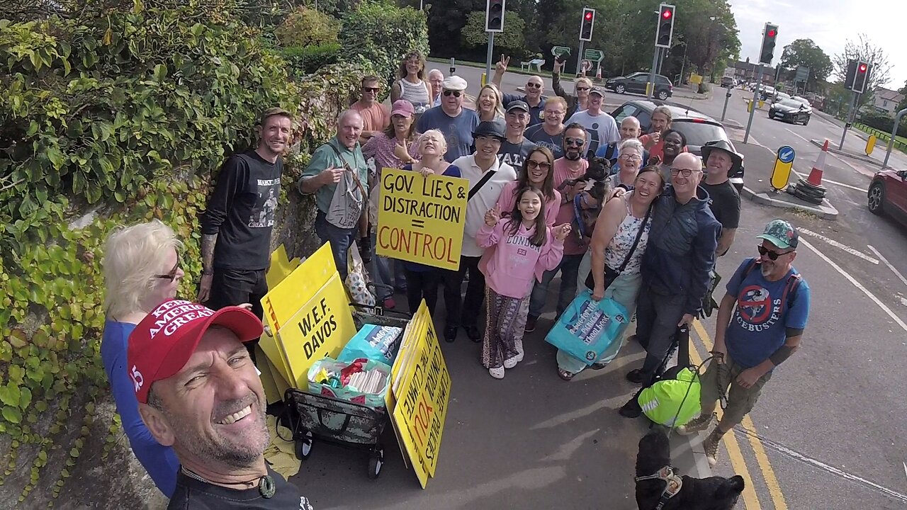 Stu's News 30-9-2023 ... Yellow Boarders Hythe - 30 People - 1300 Light Papers