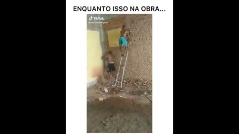 [ MEME ] ENQUANTO ISSO NA OBRA .... PEDREIROS BONS DEMAIS... MAS AS VEZES KKKK ACONTECE ALGUMA COISA