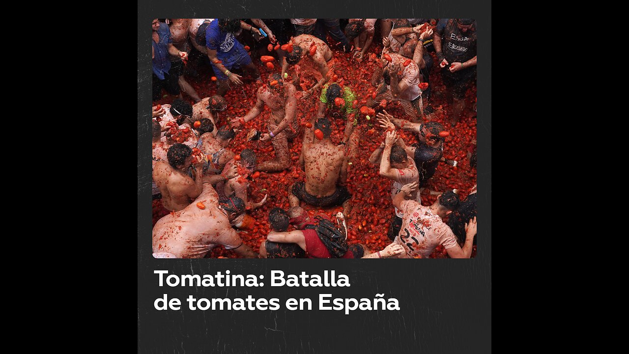 Una campal batalla de tomates en la fiesta de la Tomatina en Espana