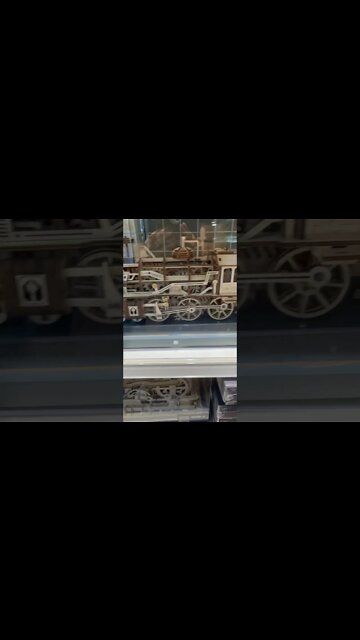 움직이는 열차 비행선 인형 기계