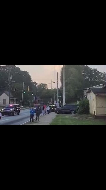 The hood loves the real president and screams free Trump