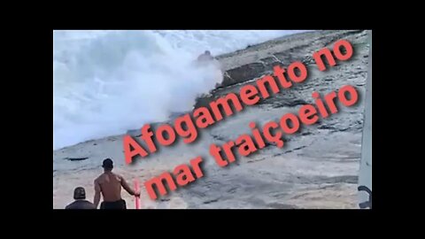 Afogamento no mar traiçoeiro (Drowning in the treacherous sea)