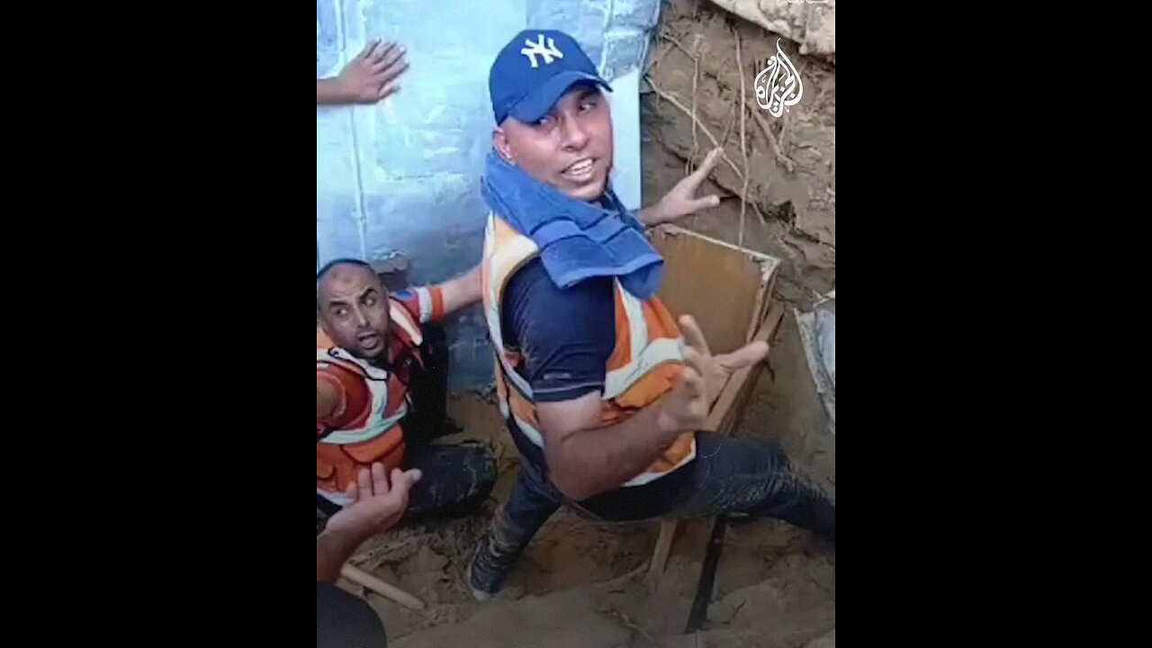 الدفاع المدني بغزة يتمكن من إخراج شاب من حفرة في جباليا شمالي قطاع غزة.