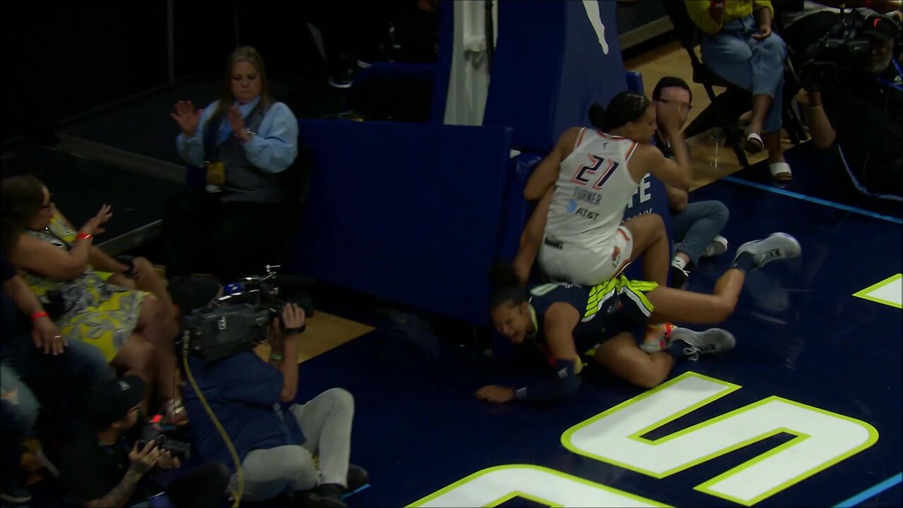 Turner FLAGRANT Foul On Sabally After Landing On Her & Arm Tangled | Phoenix Mercury vs Dallas Wings