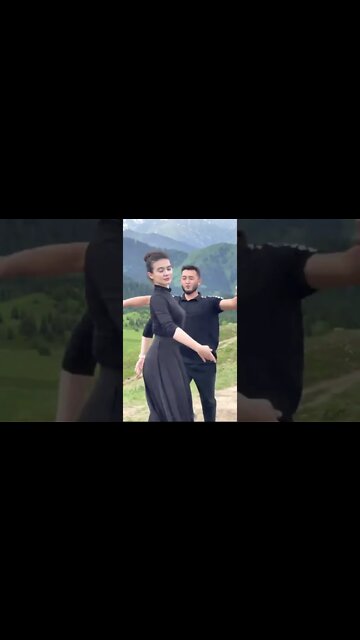 Парень и девушка танцуют парный танец - Под новую чеченскую песню Мел ирсе (New 2022)