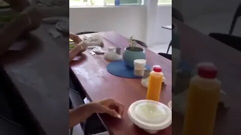 Jordi reclamando de falta de comida e até de talheres no CT do CSA