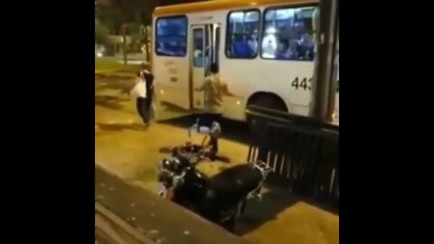 ZAP ZAP: O CANTOR NO BUSÃO