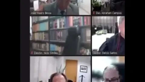 VIRALIZOU ESTANTE FALSA DE LIVROS DE DESEMBARGADOR CAI DURANTE SESSAO ( VIRAL ) ( MEME ) #shorts