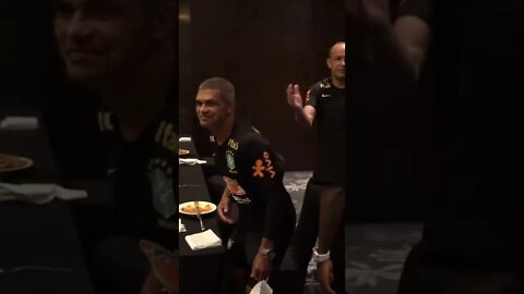 RECEPÇÃO AO DONO DO GOL NA FINAL DA CHAMPIONS! 😎 Será que tá com moral?