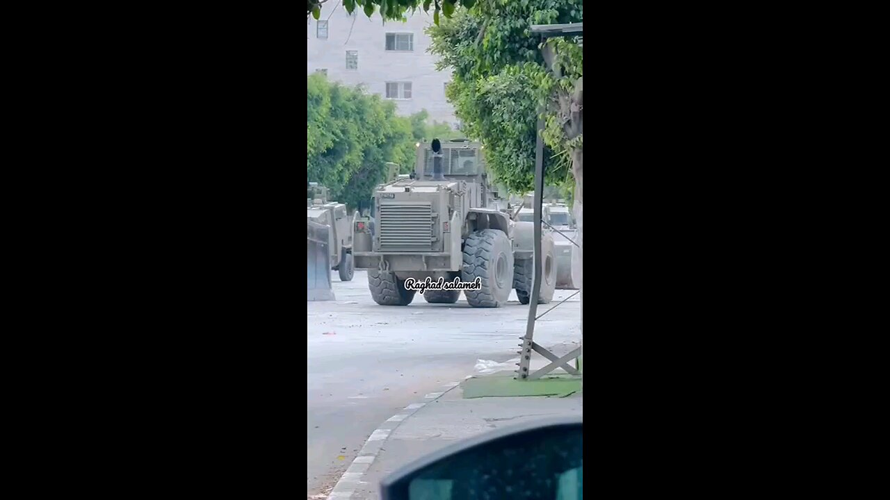 لحظة تفجير عبوة ناسفة قرب آليات الاحتلال خلال مرورها من أمام مخيم طولكرم