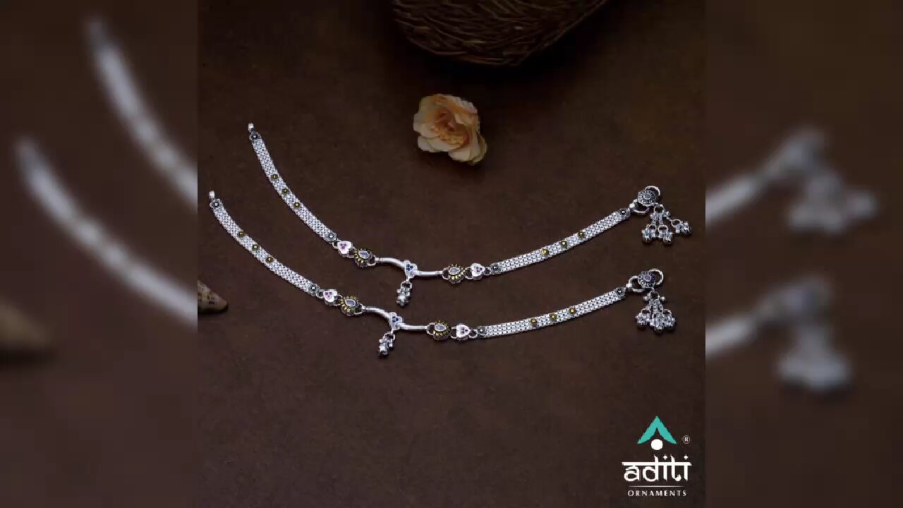 silver anklet with toe ring design