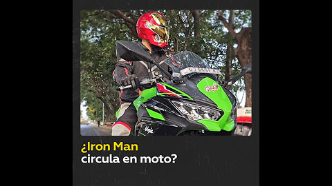 Iron Man-motociclista: lleva un casco al estilo superhéroe