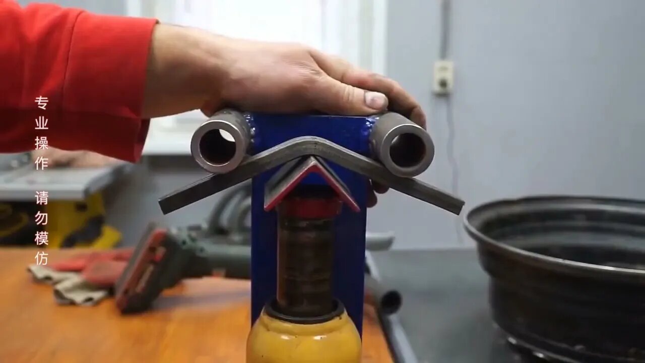 Turning a discarded car wheel hub into a self-rotating barbecue oven is awesome! +5