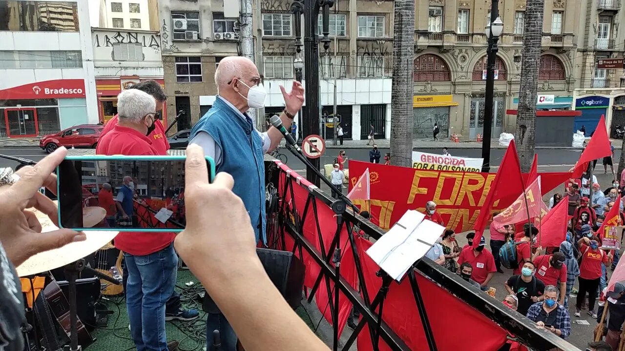 Padre Júlio Lancellotti no ato de 1º de maio na praça da Sé