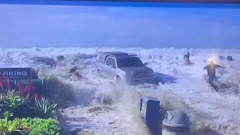 Devastating California Waves Sends People Running, Flooding Towns