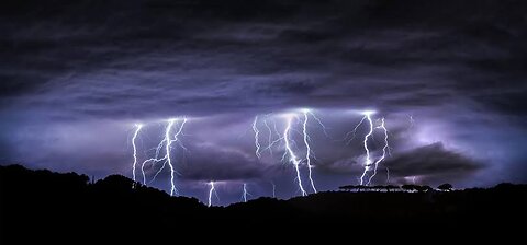 Mesmerizing Thunderstorm: Spectacular Lightning Show in the Sky