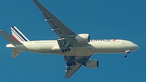 Airbus A320 PR-MHW coming from Brasília and Boeing 777-200ER F-GSPO coming from Paris to Fortaleza