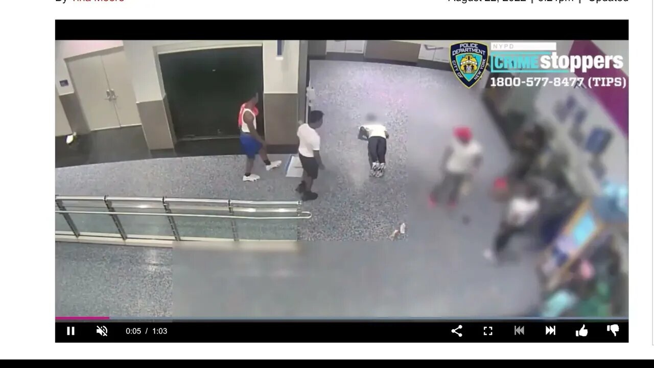 🟨 紐約郵報：2022-8-22 令人作嘔的視頻顯示，可疑人從背後猛擊陌生人，在紐約購物中心將他擊倒 🟨