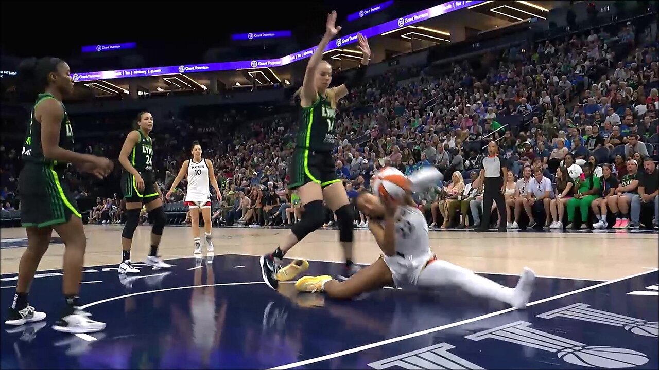 😳😂 A'ja Wilson SPLITS LEGS, Sliding In Sock From Shoe Coming Off! | Las Vegas Aces vs Minnesota Lynx