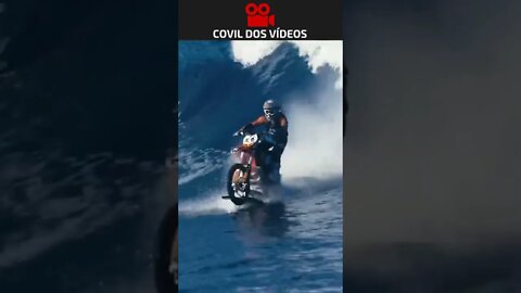 o cara usou uma moto pra surfar