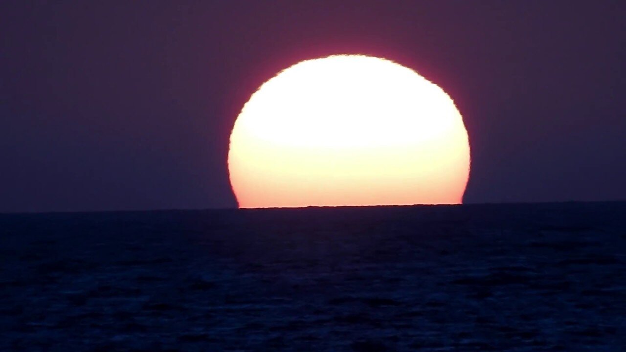 Zooming in on a setting Sun will not lift it out of the water