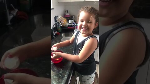 CRIANÇA NA COZINHA , FAZENDO BOLO DE CHOCOLATE #bolo #chocolate #criancanacozinha #tiktok #shorts