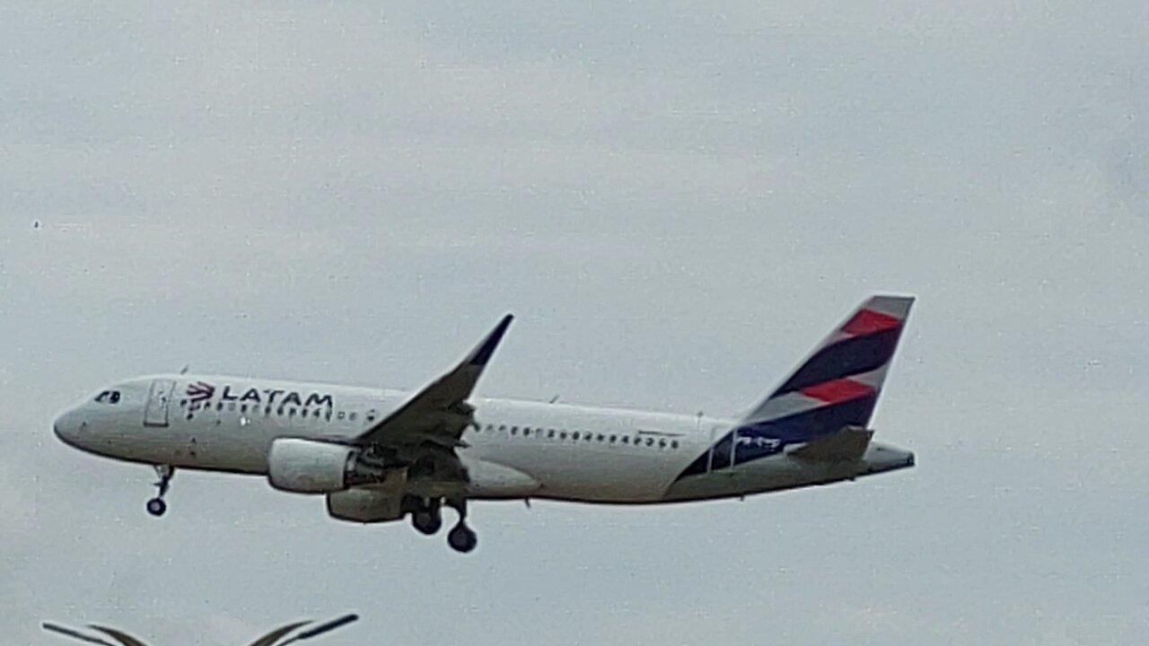 Airbus A320 PR-TYP vindo de Fortaleza para Manaus