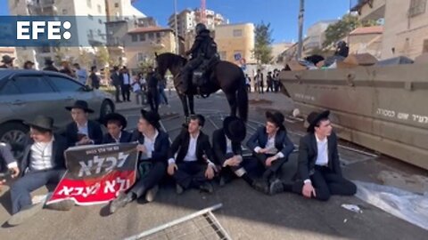 Una multitud de judíos ultraortodoxos protesta en Jerusalén contra el reclutamiento militar