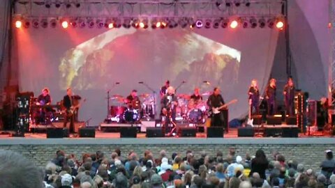 Joe Walsh plays "Rocky Mountain Way" 05.31.2012