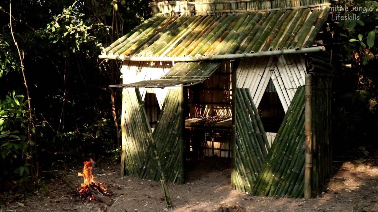 Construction of the Most Amazing Bamboo House Using Ancient Decoration in the Deep Jungle