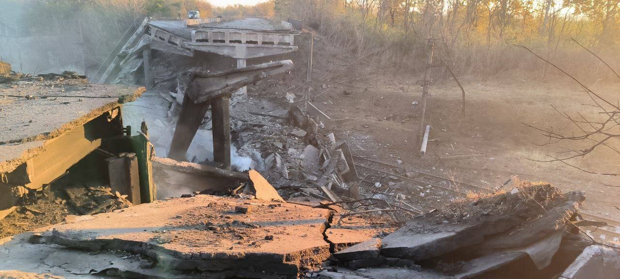 Ukrainian Armed Forces fighters destroyed a bridge on the highway between