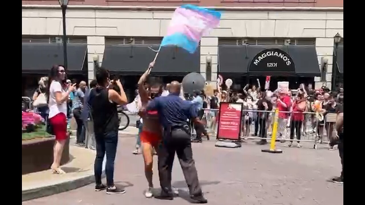 Tranny gets bashed by a cop while waving Pride flag in Philly at Moms for Liberty event - HaloNews