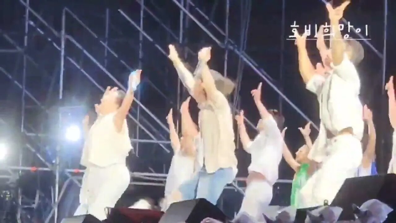 Min Yoongi con PSY presentando por primera vez en vivo “That That” en el concierto Summer Swag 2022