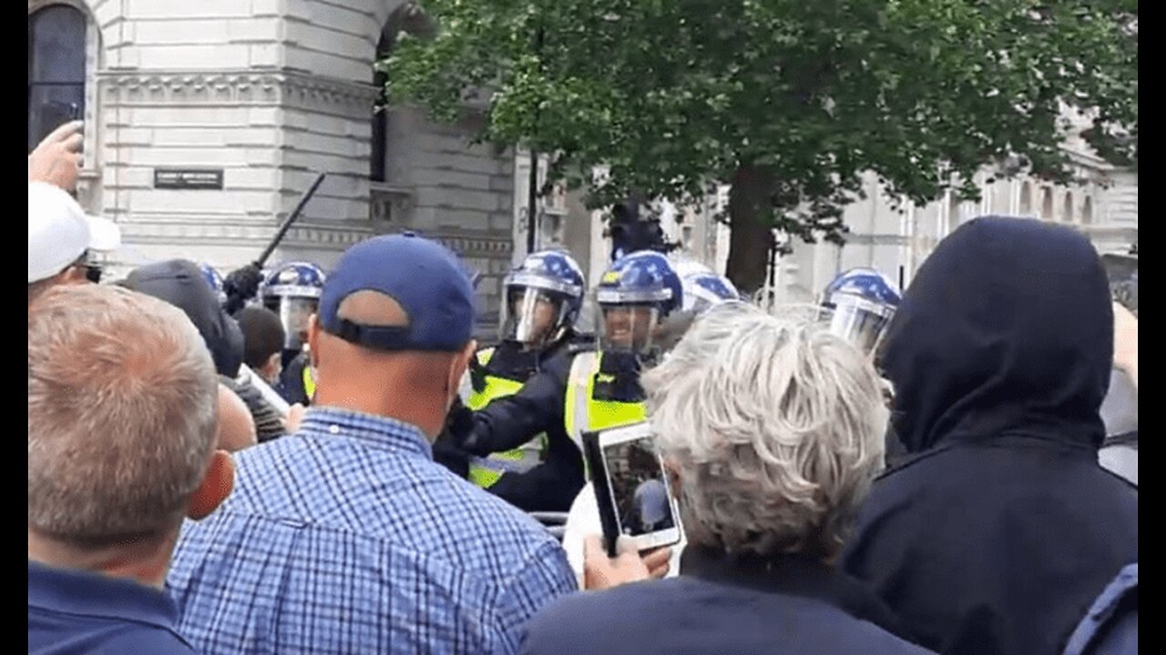 Two Tier Policing. Police attack Patriots, laugh at children being killed 31.23 into video. London Starmer Traitors