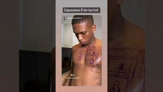 Juninho fazendo nova tatuagem