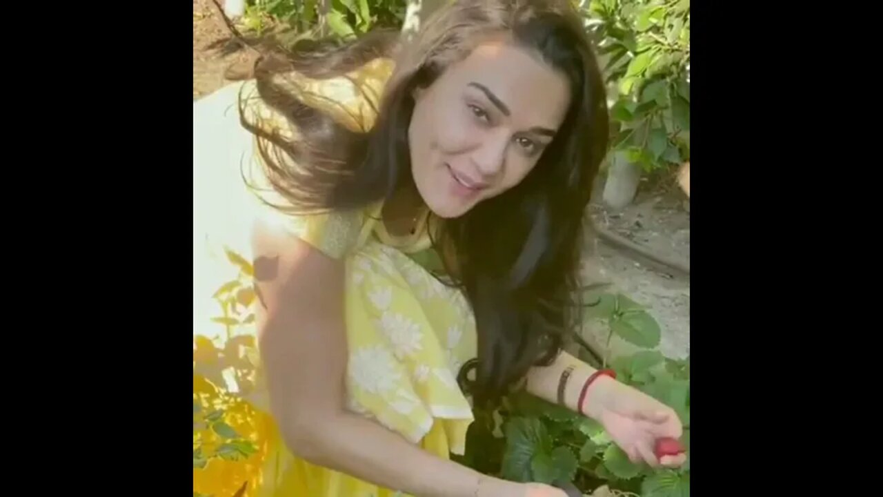 Preety Zinta plucking 🍓🍓 strawberry in her garden